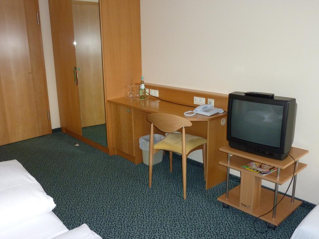 Hotel Schloss Schweinsburg Neukirchen-Pleiße Kamer foto